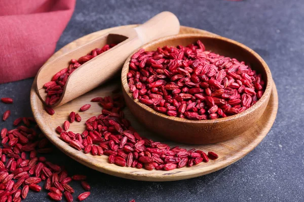 Tigela Colher Prato Com Barberries Secas Fundo Escuro — Fotografia de Stock