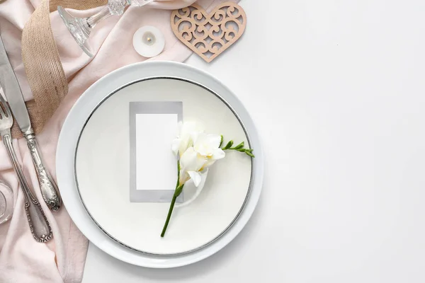 Tafel Instelling Voor Bruiloft Bloemen Blanco Kaart Lichte Achtergrond — Stockfoto