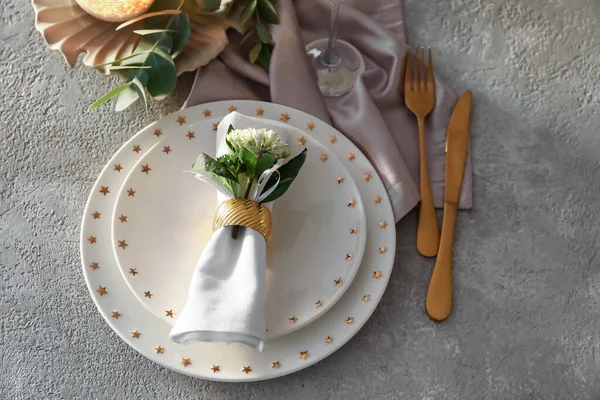 Schöne Tischdekoration Für Hochzeit Und Blumen Auf Grauem Hintergrund — Stockfoto