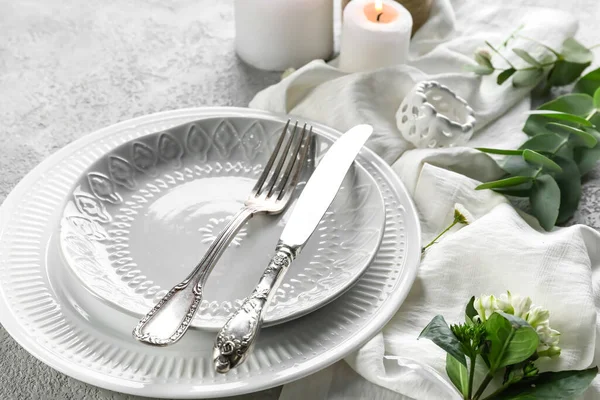 Beautiful Table Setting Wedding Flowers Grey Background — Stock Photo, Image