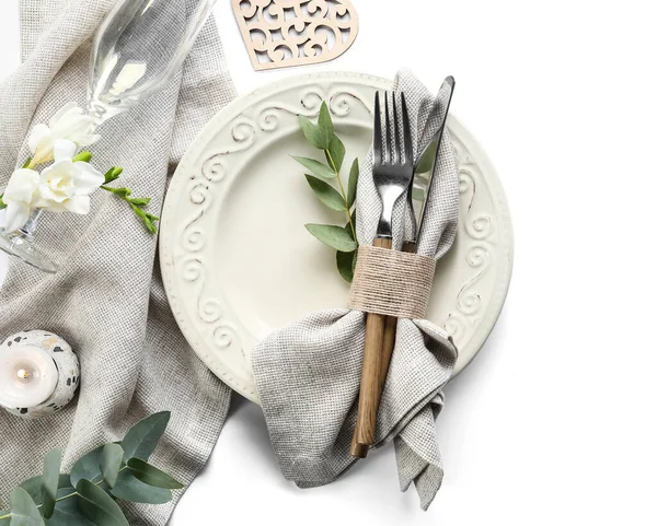 Schöne Tischdekoration Für Hochzeit Und Blumen Auf Hellem Hintergrund — Stockfoto