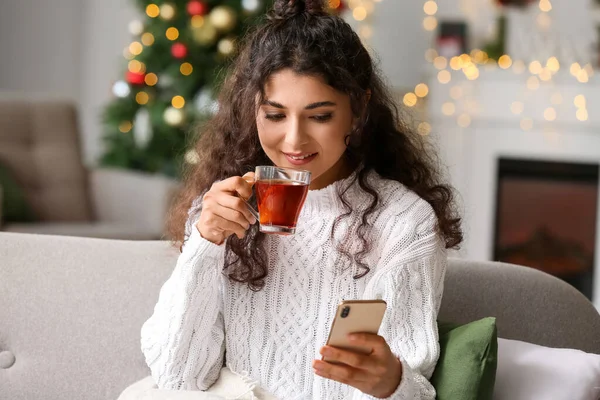 Beautiful Woman Phone Drinking Tea Home Christmas Eve — Stock Photo, Image