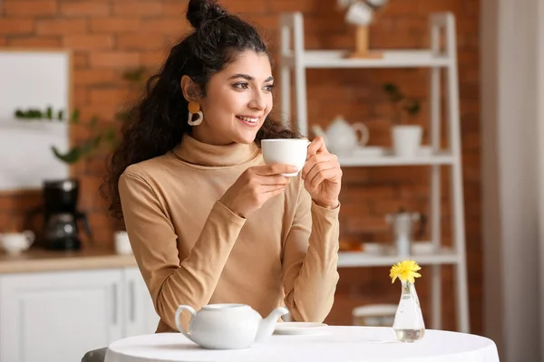 Hermosa Mujer Bebiendo Casa — Foto de Stock