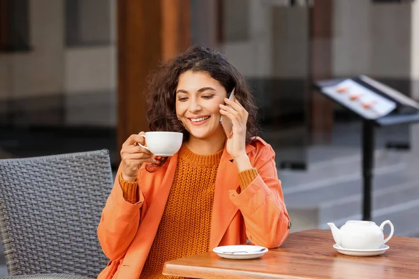 Beautiful Woman Drinking Tea Talking Phone Street Cafe — Stock Photo, Image