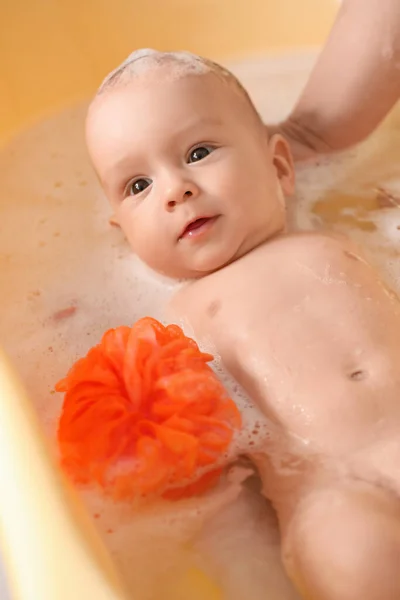 Ibu Mencuci Bayi Laki Laki Lucu Dengan Spons Rumah Closeup — Stok Foto