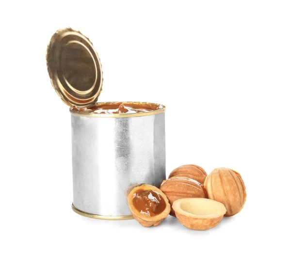 Cínová Plechovka Vařeným Kondenzovaným Mlékem Chutnými Ořechovými Sušenkami Bílém Pozadí — Stock fotografie