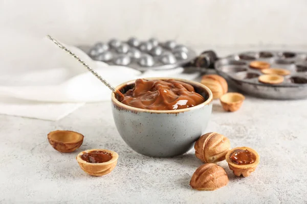 Bowl Boiled Condensed Milk Walnut Shaped Cookies Light Background — Stock Photo, Image