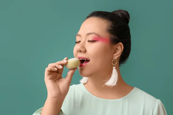 Belle Asiatique Femme Manger Savoureux Japonais Mochi Sur Couleur Fond — Photo
