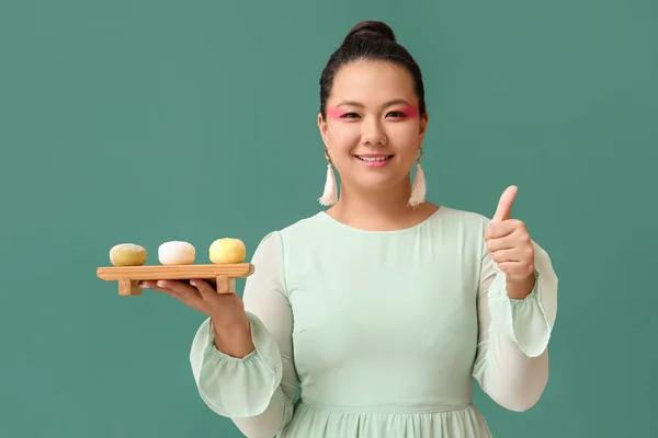 Vacker Asiatisk Kvinna Med Välsmakande Japanska Mochi Visar Tummen Upp — Stockfoto