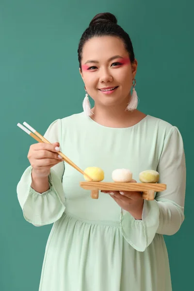 Lezzetli Japon Mochi Olan Güzel Asyalı Kadın — Stok fotoğraf