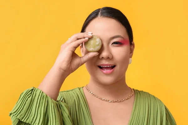 Belle Femme Asiatique Avec Savoureux Mochi Japonais Sur Fond Couleur — Photo
