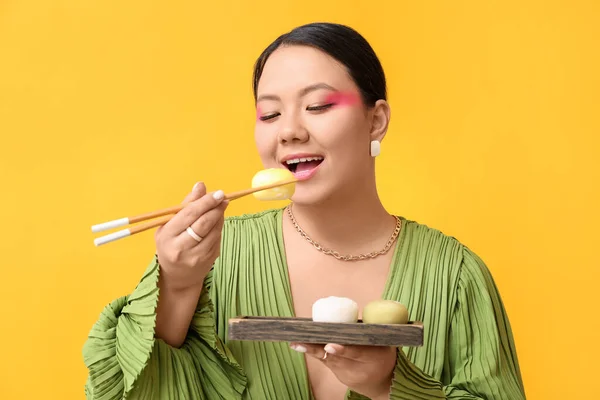 Schöne Asiatische Frau Essen Leckere Japanische Mochi Auf Farbhintergrund — Stockfoto