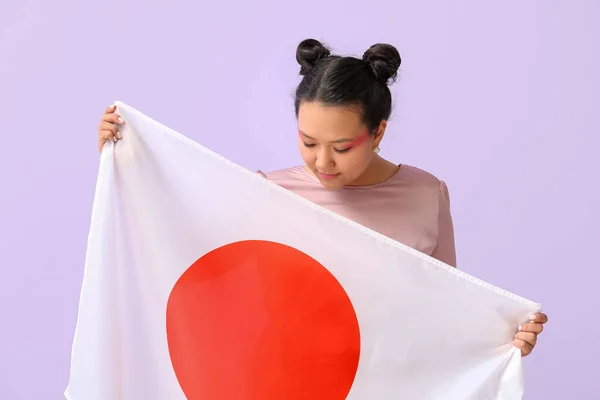 Schöne Junge Asiatin Mit Der Flagge Japans Auf Farbigem Hintergrund — Stockfoto