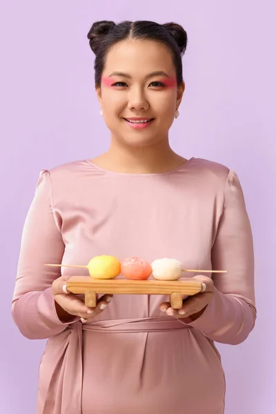 Schöne Asiatische Frau Mit Leckeren Japanischen Mochi Auf Farbhintergrund — Stockfoto