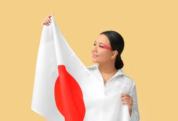 Mulher Asiática Nova Bonita Com Bandeira Japão Fundo Cor — Fotografia de Stock