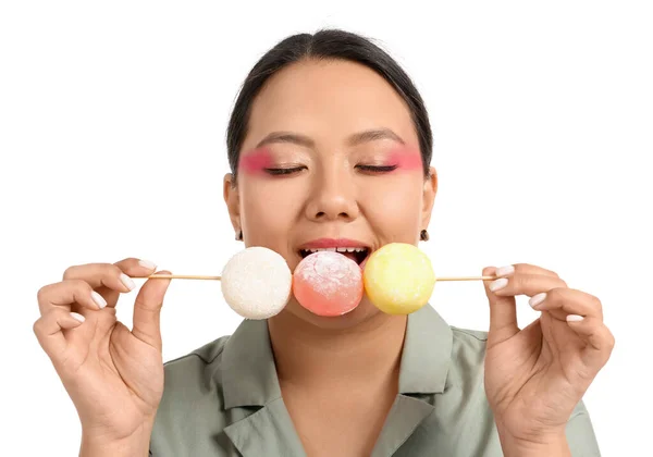 Όμορφη Ασιάτισσα Γυναίκα Τρώει Νόστιμο Ιαπωνικό Mochi Λευκό Φόντο — Φωτογραφία Αρχείου