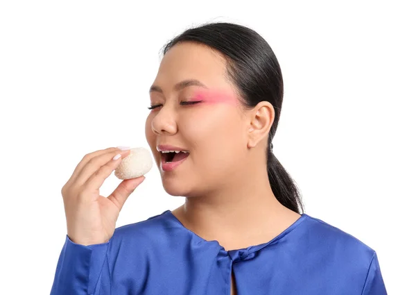 Schöne Asiatische Frau Isst Leckere Japanische Mochi Auf Weißem Hintergrund — Stockfoto