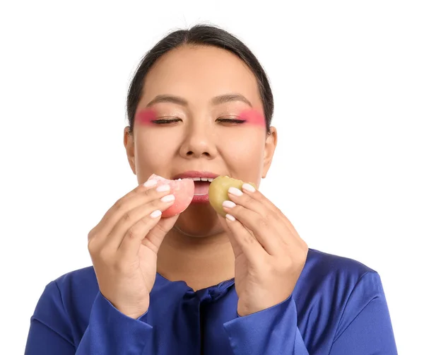 Schöne Asiatische Frau Isst Leckere Japanische Mochi Auf Weißem Hintergrund — Stockfoto