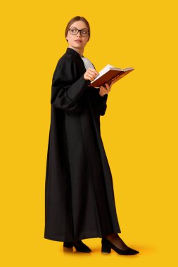 Renk geçmişi hakkında kitabı olan genç bir kadın yargıç.