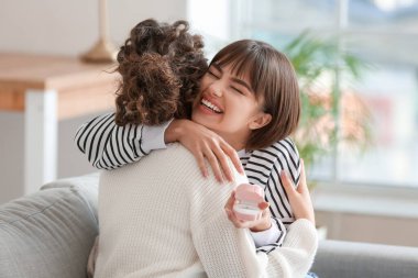Genç lezbiyen kadın, kız arkadaşına evlenme teklif ediyor.