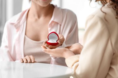 Genç lezbiyen kadın, kız arkadaşına evlenme teklif ediyor.