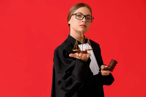 Mladá Žena Soudce Kladívkem Stupnice Spravedlnosti Barevném Pozadí — Stock fotografie