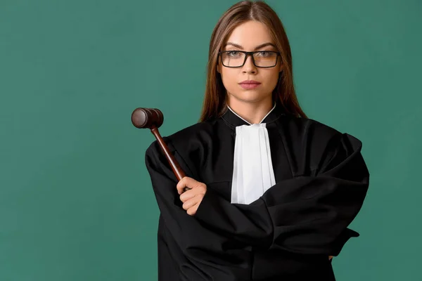 Jovem Juiz Feminino Com Martelo Sobre Fundo Cor — Fotografia de Stock