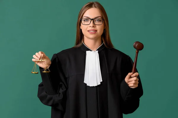 Młoda Kobieta Sędzia Młotkiem Łuski Sprawiedliwości Tle Koloru — Zdjęcie stockowe