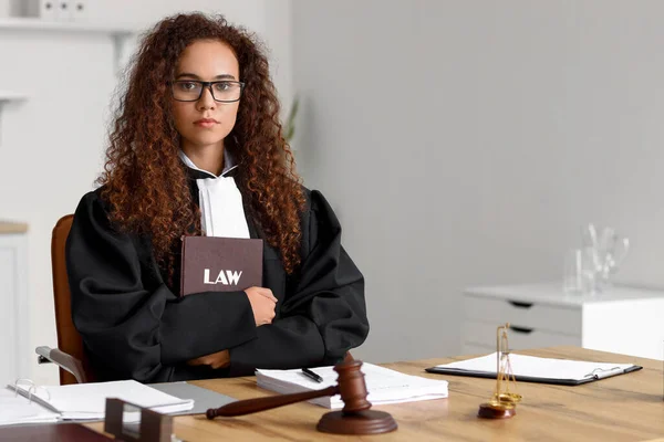 Jueza Femenina Con Libro Lugar Trabajo Sala Del Tribunal —  Fotos de Stock