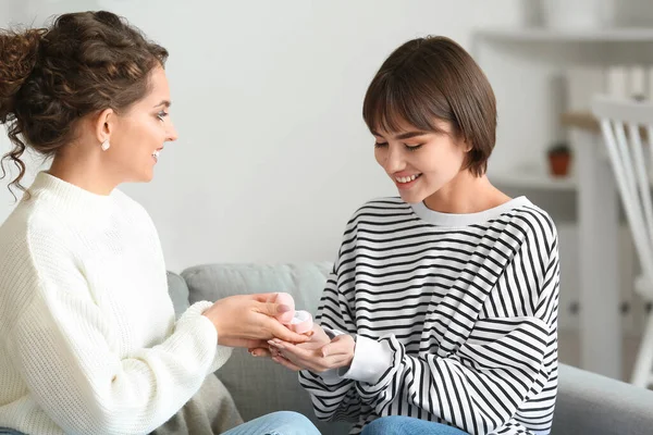 Young Lesbian Woman Proposing Her Girlfriend Home — Stock Photo, Image