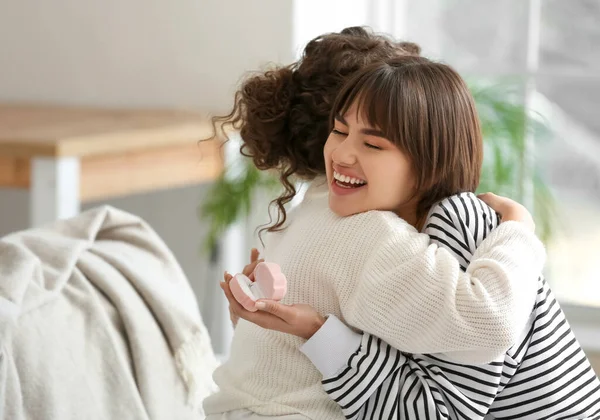 Young Lesbian Woman Proposing Her Girlfriend Home — Stock Photo, Image