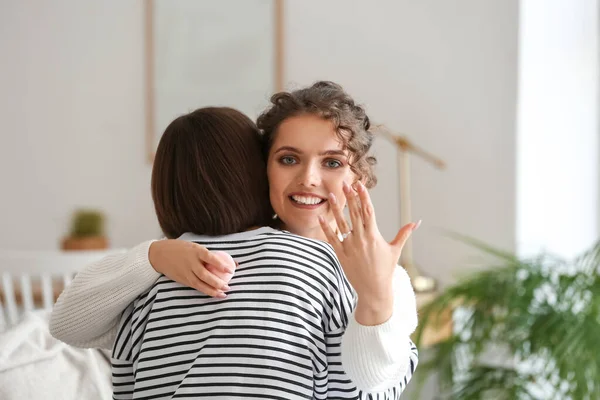 Feliz Pareja Lesbiana Comprometida Casa — Foto de Stock