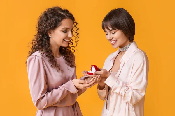 Young Lesbian Woman Proposing Her Girlfriend Color Background — Stock Photo, Image