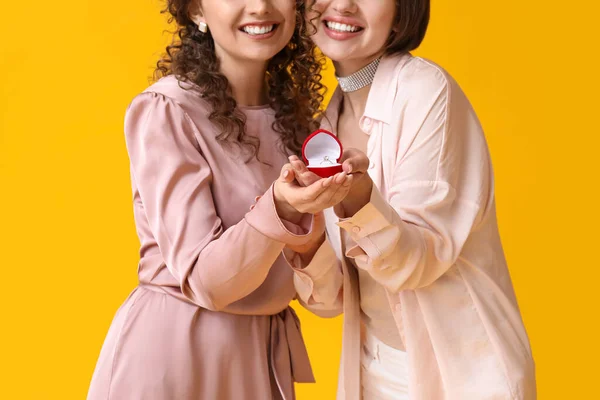 Счастливая Лесбийская Пара Обручальным Кольцом Цветном Фоне — стоковое фото