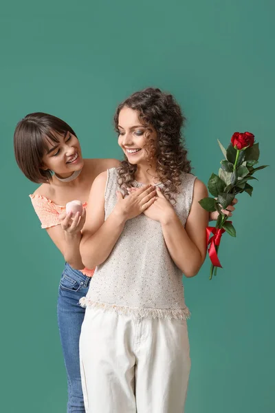 Young Lesbian Woman Proposing Her Girlfriend Color Background — Stock Photo, Image