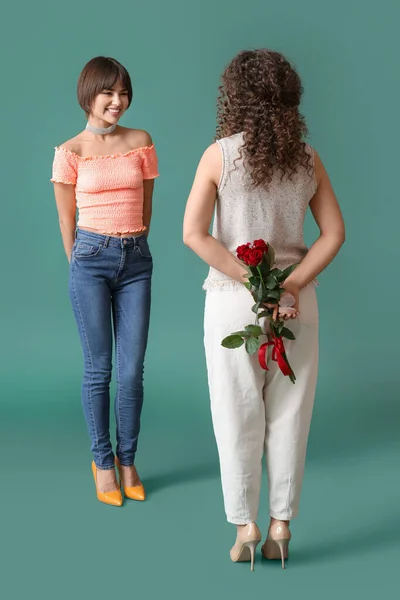 Young Lesbian Woman Going Make Proposal Her Girlfriend Color Background — Stock Photo, Image