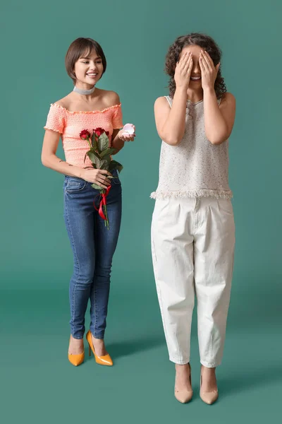 Young Lesbian Woman Going Make Proposal Her Girlfriend Color Background — Stock Photo, Image