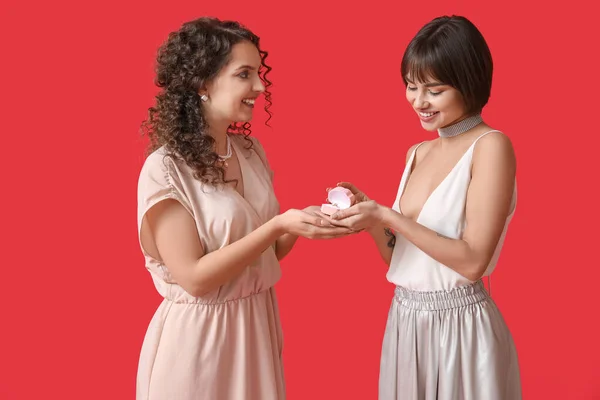 Young Lesbian Woman Proposing Her Girlfriend Color Background — Stock Photo, Image