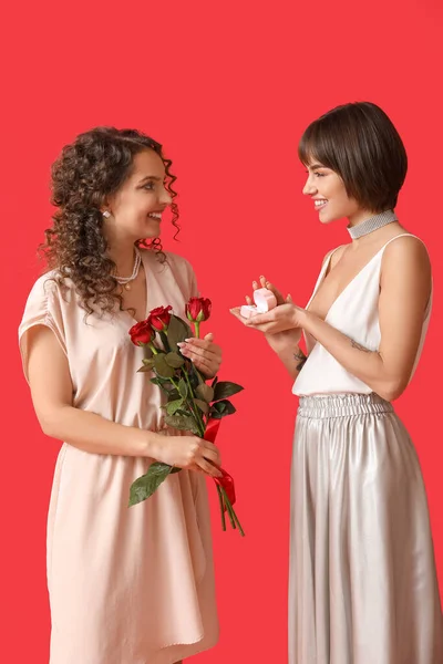 Young Lesbian Woman Proposing Her Girlfriend Color Background — Stock Photo, Image