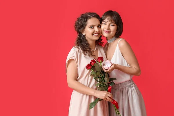 Jeune Couple Lesbienne Avec Bague Fiançailles Fleurs Sur Fond Couleur — Photo