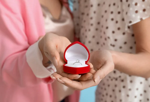 婚約指輪を持つ若いレズビアンカップル クローズアップ — ストック写真
