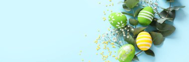Renkli arkaplan üzerinde güzel Paskalya yumurtaları ve metin için boşluk içeren kompozisyon