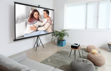 Romantik film sahnesi evdeki video projektörü ekranında