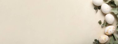 Güzel Paskalya yumurtaları ve okaliptüs dalları ışık zemininde metin için boşluk ile