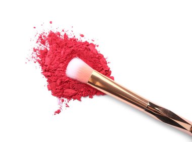 Beyaz arkaplanda makyaj fırçası ve gevşek göz farı