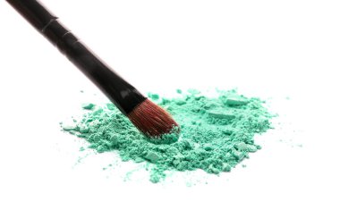 Beyaz arkaplanda makyaj fırçası ve gevşek göz farı