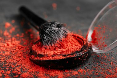 Grunge arka planında makyaj fırçası ve göz farı paleti