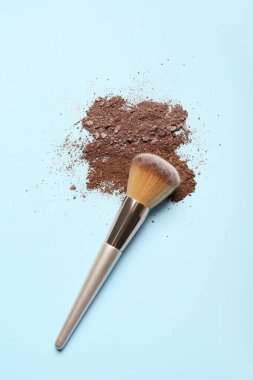 Renk arkaplanında makyaj fırçası ve gevşek göz farı