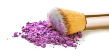 Beyaz arkaplanda makyaj fırçası ve gevşek göz farı