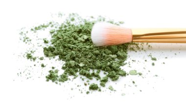 Beyaz arkaplanda makyaj fırçası ve gevşek göz farı